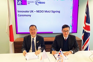 協力覚書に署名するNEDO及川副理事長（左）とInnovate UKインドロ・ムカジーCEO（右）の写真