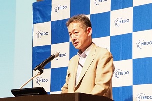 挨拶する経済産業省 産業技術環境局研究開発課 産業技術プロジェクト推進室 高田室長の写真