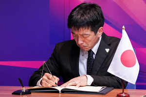 署名を行うNEDO和田理事の写真