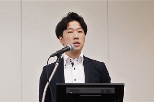 開会挨拶する経済産業省 産業技術環境局 資源循環経済課 吉川課長補佐の写真