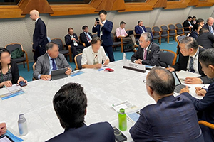 Action for Net-Zero Emissionセッションで参加者と議論する斎藤理事長（テーブル左から4人目）の写真