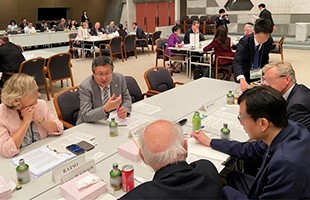 Funding Agency Presidents’ Meetingで議論する岸本技術戦略研究センター長（テーブル左から2人目）の写真