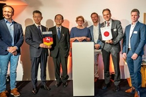 Group photo that snaps the delegates of respective organizations participated in the closing ceremony, from the left, Mr. Arnold, Head of Center Innovation at EWE, NEDO Executive Director YUMITORI, H.E. Mr. YANAGI, Ambassador Extraordinary and Plenipotentiary of Japan to Germany, Ms. Behrens, Minister for Internal Affairs and Sport of the state of Lower Saxony, Mr. Brockmeyer, Managing Director at be.storaged, Dr. Keussen, CTO at EWE AG, Dr. Pielke, Managing Director at be.storaged,
