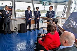 乗船視察で案内をするNEDO横島副理事長（左）の写真