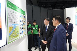 大村愛知県知事に説明するNEDOグリーンイノベーション基金事業統括室長の写真