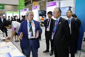 説明を聞くNEDO斎藤理事長（手前右側）の写真