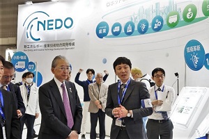 説明を聞くNEDO斎藤理事長（手前左側）の写真
