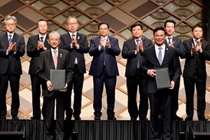 日越経済フォーラムにて、ベトナム国ファム・ミン・チン首相（後列中央）ら立ち会いのもと、MOUを披露するNEDO斎藤理事長（前列左）の写真