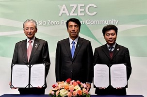 日ASEAN経済共創フォーラムにて、齋藤経済産業大臣（中央）立ち会いのもと、MOUを披露するNEDO斎藤理事長（左）の写真