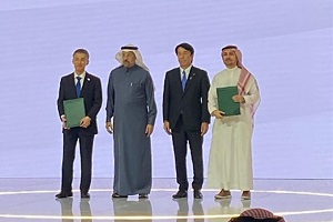 「日・サウジ投資フォーラム」にて、齋藤経済産業大臣（右から2番目）、サウジアラビアのファーレフ投資大臣（左から2番目）の立ち会いのもと、MOUを披露するNEDO横島副理事長（一番左）の写真