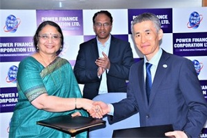 Photo of NEDO President YOKOSHIMA Naohiko and Ms. Parminder Chopra, Chairman & Managing Director of PFC exchanging LOI