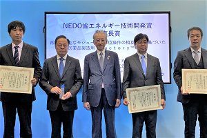 「NEDO省エネルギー技術開発賞」理事長賞受賞の各社代表者の写真（左よりコニカミノルタケミカル、高砂ケミカル、NEDO斎藤理事長、高砂ケミカル、田辺三菱製薬）の写真