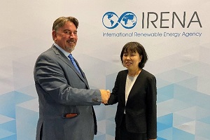 NEDO飯村理事（右）とIRENA Innovation and Technology CentreのRoesch所長（左）の写真