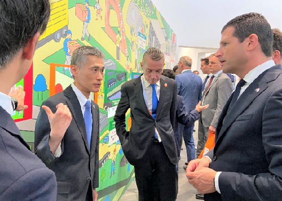 「次世代グリーンデータセンター展示」を視察するオランダ　ディルク・ベルヤールツ経済大臣の写真
