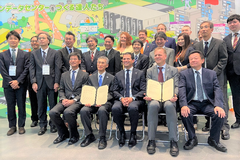 「次世代グリーンデータセンター展示」参加企業とオランダ経済ミッションの集合写真