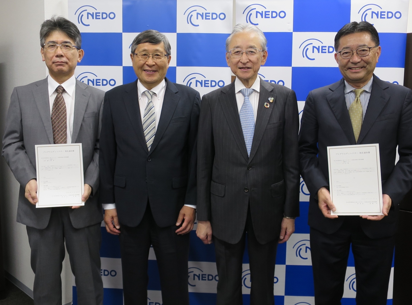 図4　PD指名式の様子（左から藤本氏、岸本センター長、斎藤理事長、仁木氏）の画像