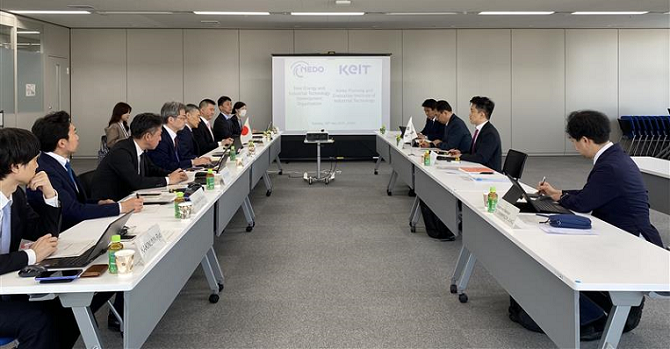 ネド、KEITの意見交換の写真