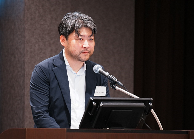 開会挨拶をする経済産業省製造産業局 航空機武器産業課 次世代空モビリティ政策室 滝澤室長の写真