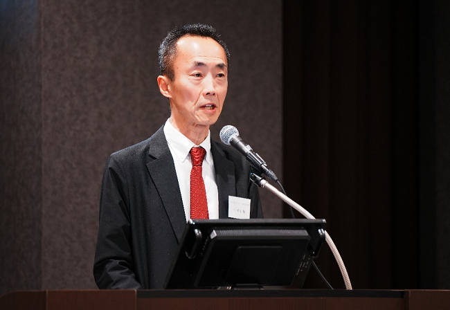 開会挨拶をするネド林理事の写真