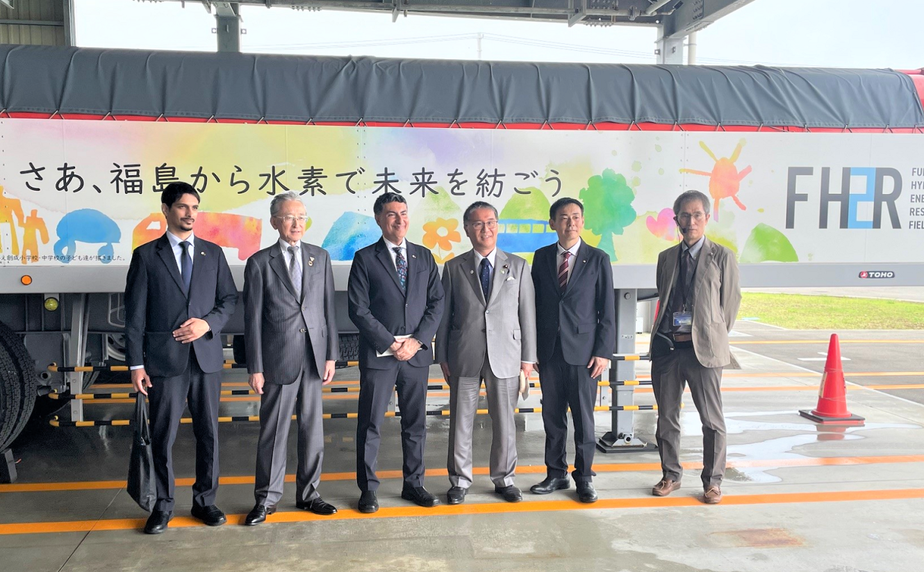 トレーラー前での集合写真