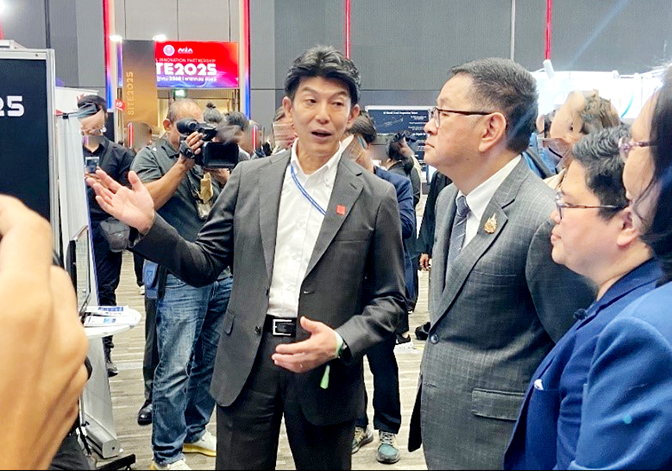 プラサート副首相兼デジタル経済社会大臣にネド バンコク事務所川村所長がネドの取り組み紹介する様子の写真