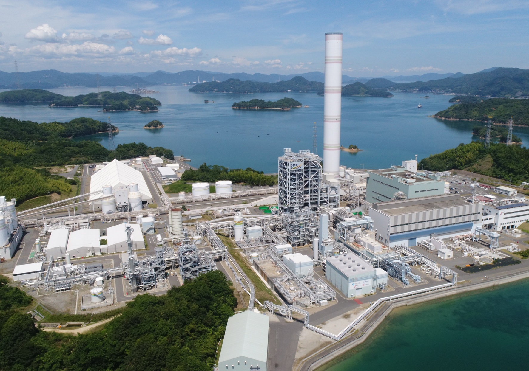 図3 実証試験プラント全景(広島県豊田郡大崎上島町、中国電力株式会社大崎発電所内)