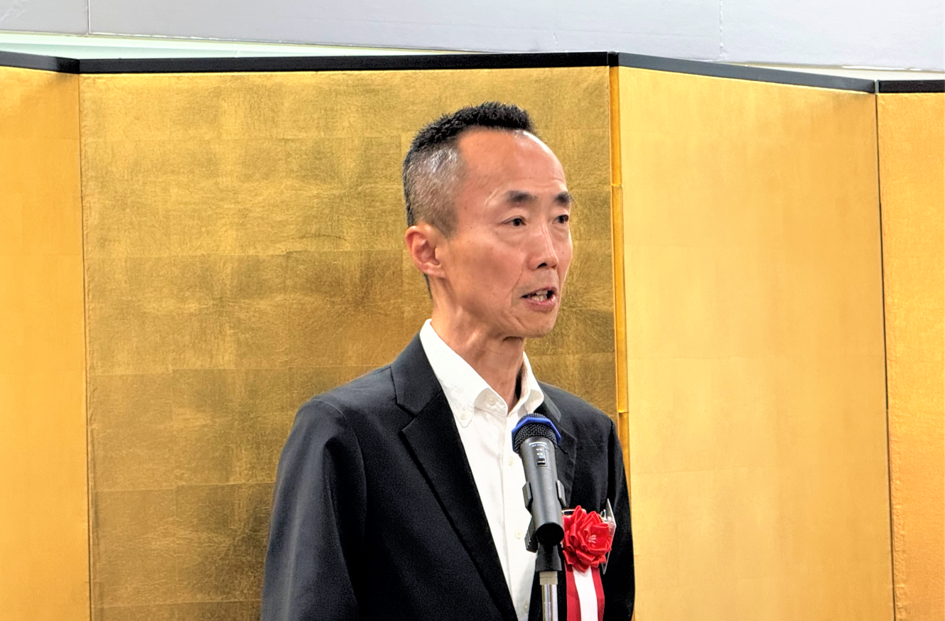 開所式で挨拶を述べるネド林理事の写真