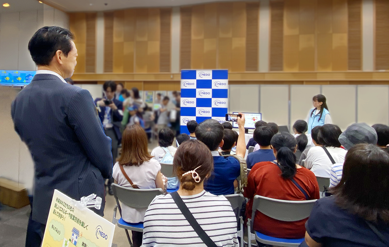 ネドブースをご覧になる武藤経済産業大臣の写真