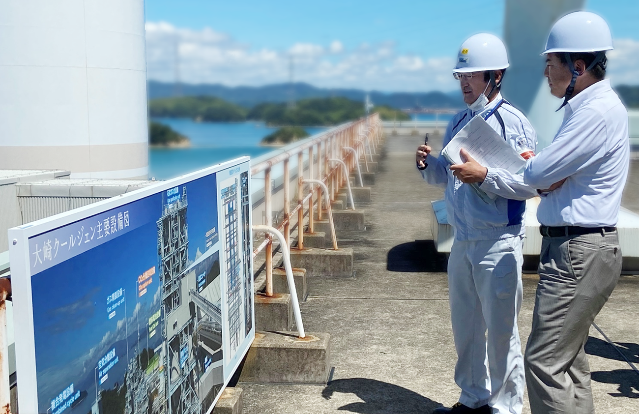 CO2分離回収型IGCCの調整能力の向上に資する技術開発の施設の説明を受ける古賀経済産業副大臣の写真