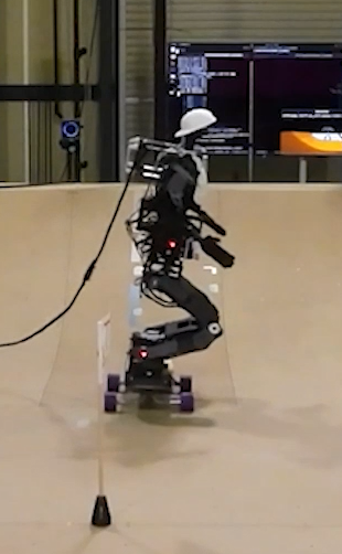 スラローム運動中のヒューマノイドロボットの動き（右）