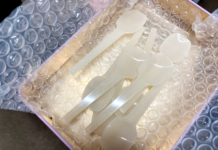 CO2を原料とした生分解性ポリマー成形品の写真