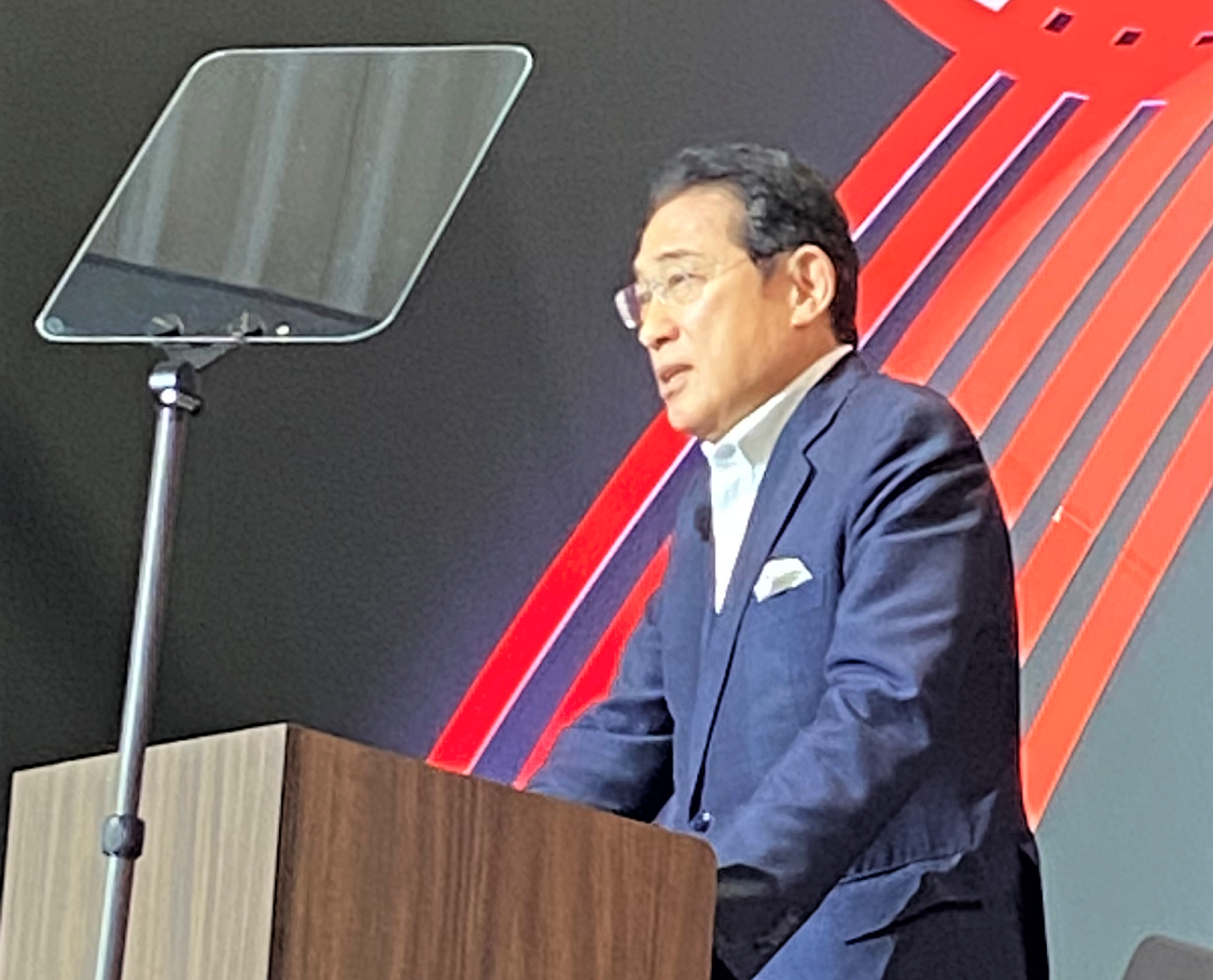 オープニングセッションでの岸田前首相によるスピーチの写真