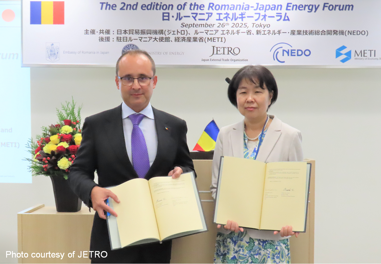 Photo of representatives from NEDO and the Romanian Ministry of Energy showing the MOU, provided by JETRO