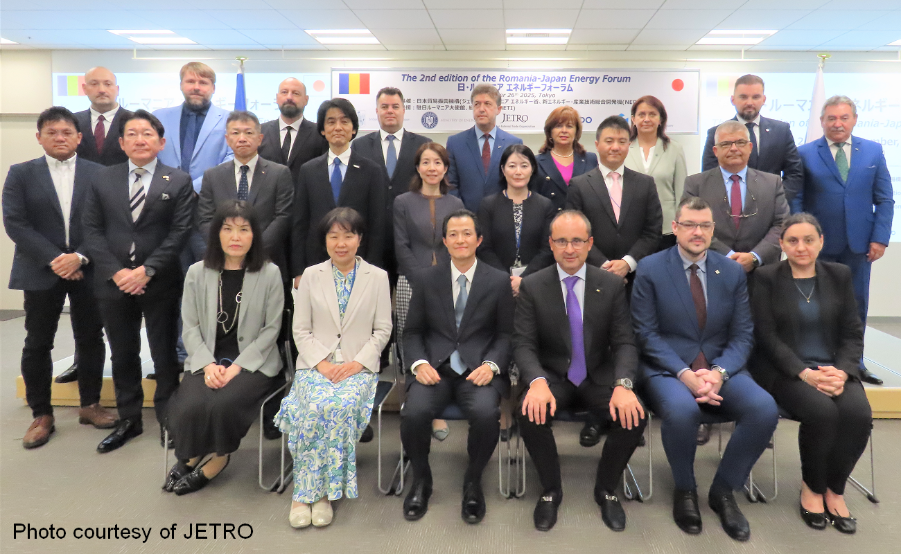 Group photo of forum participants, provided by JETRO