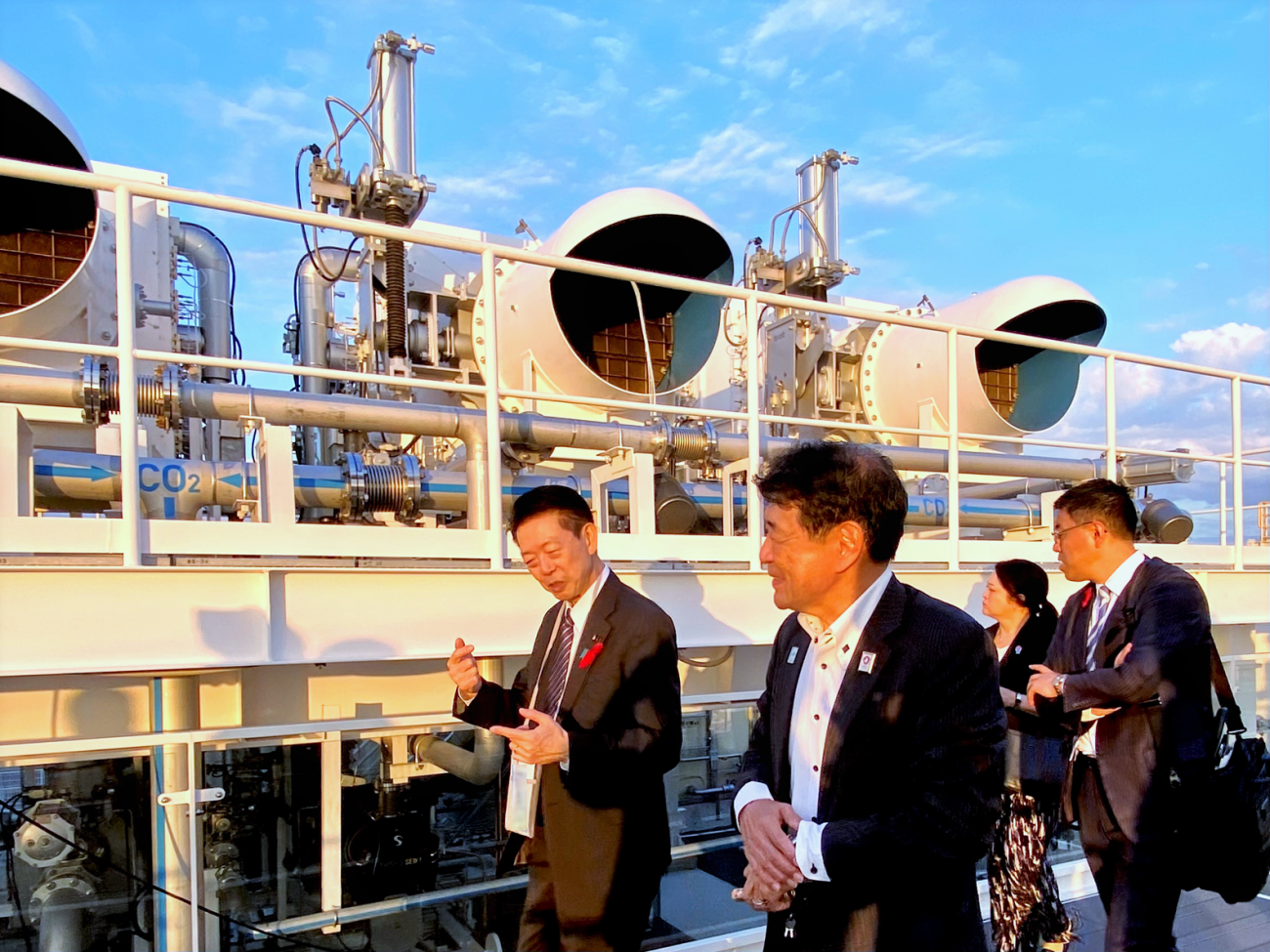 ライトのダック実証機を視察する大臣と説明者のライト本庄専務理事の写真