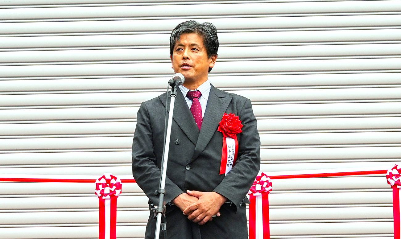 挨拶をするネド松本理事の写真