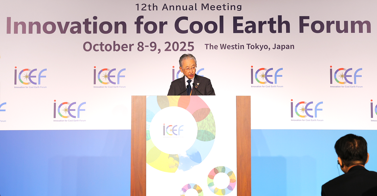 開会式に登壇するネド斎藤理事長の写真