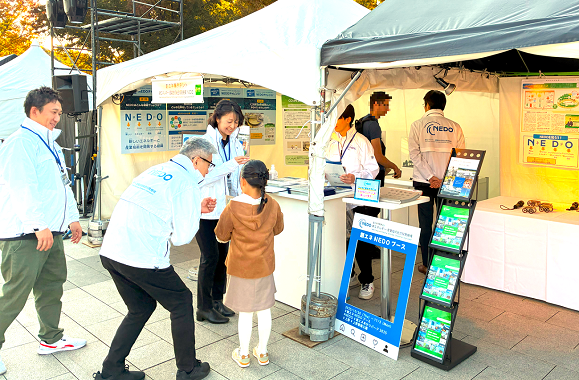にぎわうNEDOブースの様子の写真