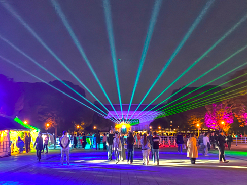 会場のライトアップの様子の写真