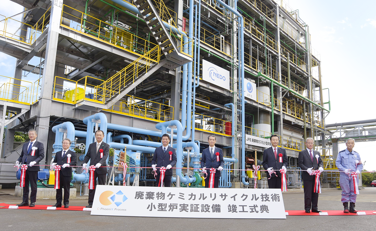 竣工式でのテープカットの写真