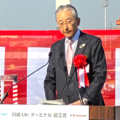 挨拶を述べるネド 斎藤理事長の写真