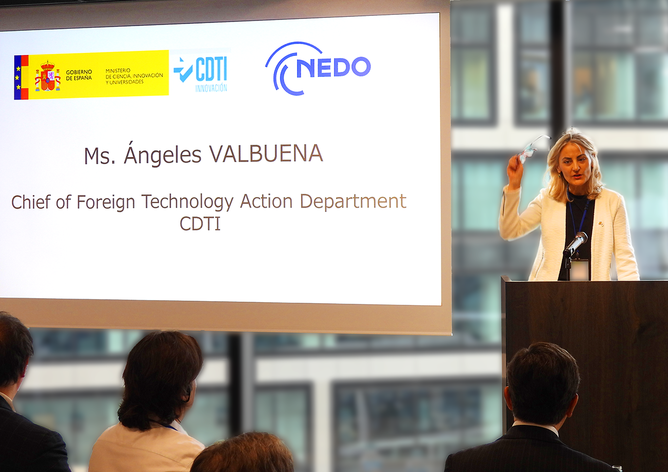 主催者挨拶を行うアンヘレス・バルブエナ シーディティアイ海外技術対応部門長の写真