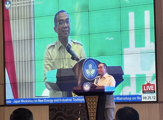 開会挨拶を述べるブライアン・ユリアルト高等教育・科学技術大臣の写真