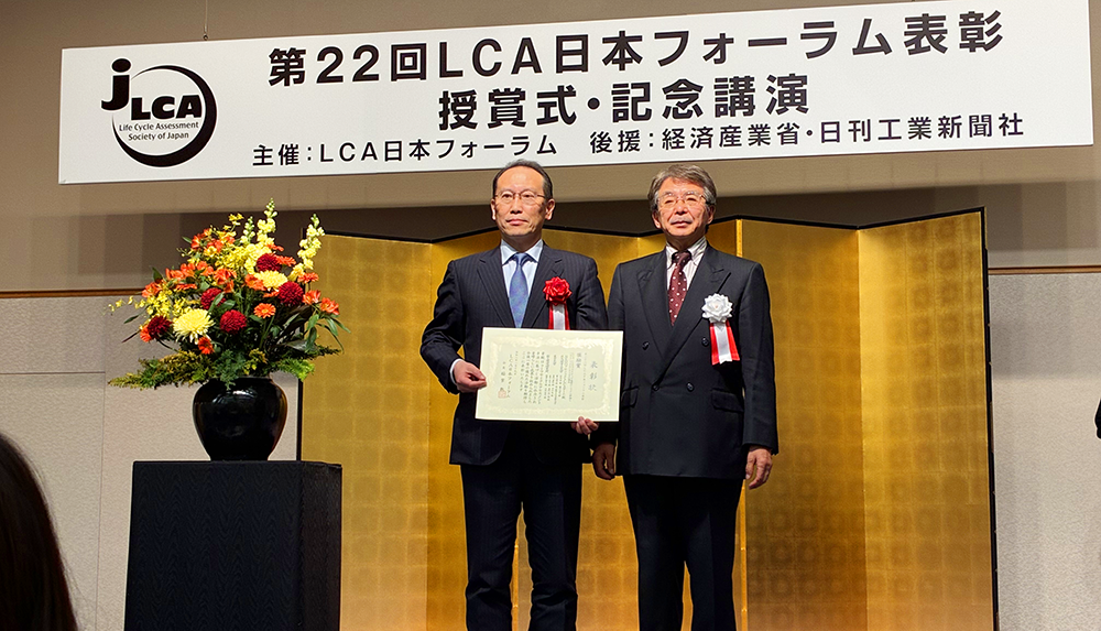 表彰を受ける北九州市立大学松本教授の写真