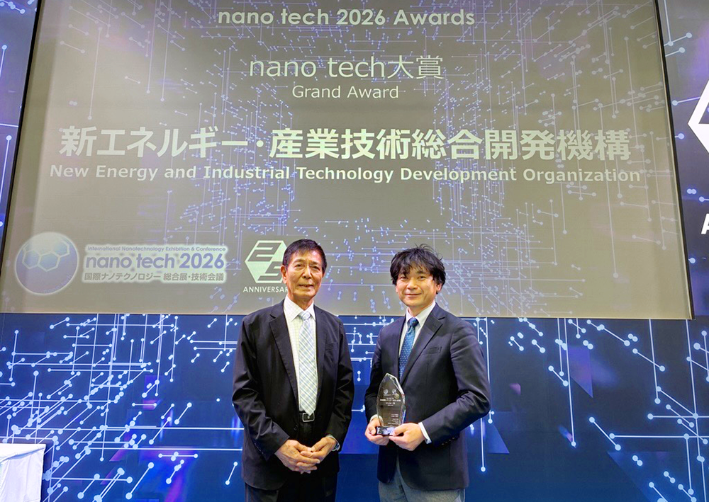 授賞式で川合委員長とトロフィーを授与された金子部長の写真