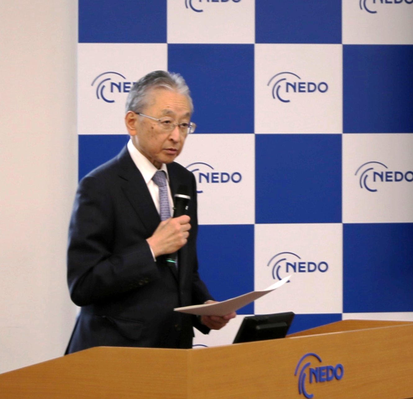 記者会見で説明を行うネド斎藤理事長の写真