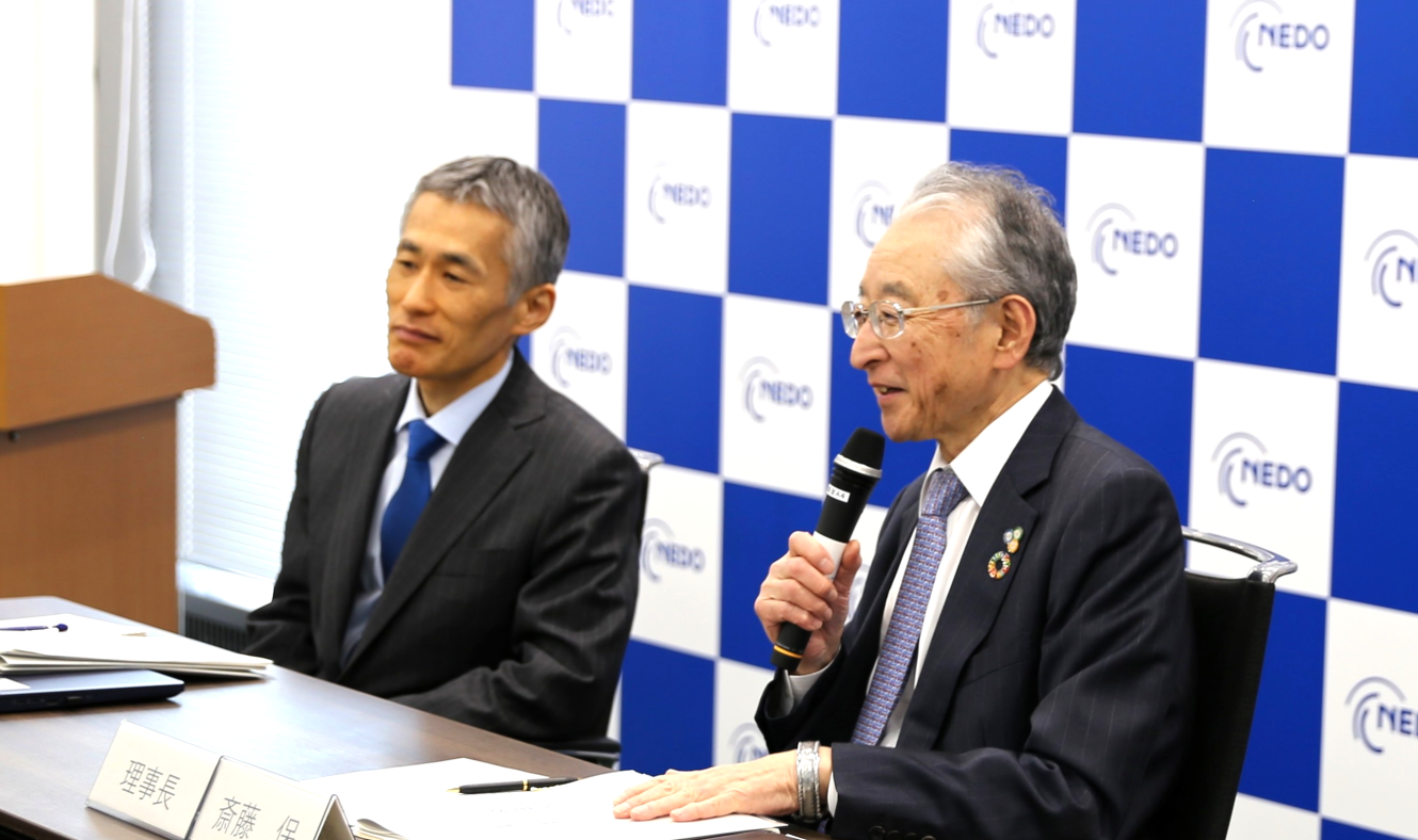 記者からの質問に答えるネド斎藤理事長と横島副理事長の写真