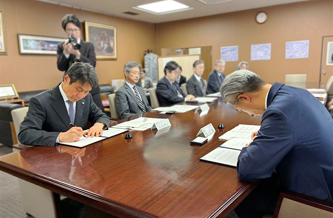 覚書に署名する茨城大学太田学長とNEDO吉田理事の写真