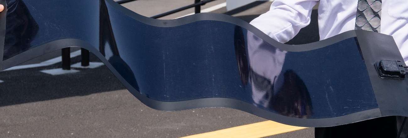 図2　フレキシブル太陽電池のイメージ（写真はフィルム型ペロブスカイト太陽電池）（積水化学工業・積水ソーラーフィルム）