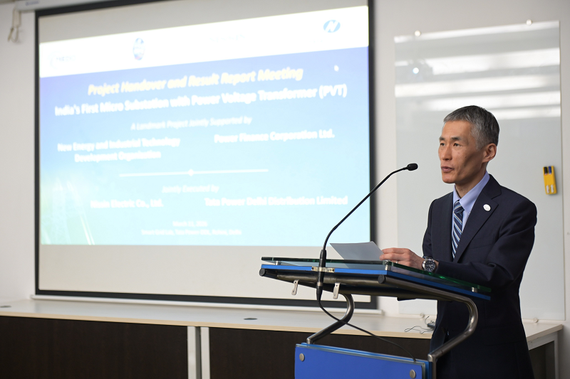 報告会で挨拶を述べるネド 横島副理事長の写真